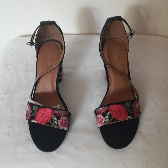 Stunning Mira A. Block Heel Sandals - Picture 10 of 10